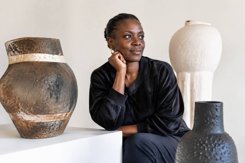 Magdalene Odundo : l’artiste qui façonne la céramique contemporaine en sculptures iconiques