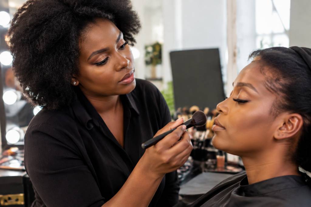 Maquilleuse africaine : comment choisir la professionnelle idéale pour votre maquillage ?